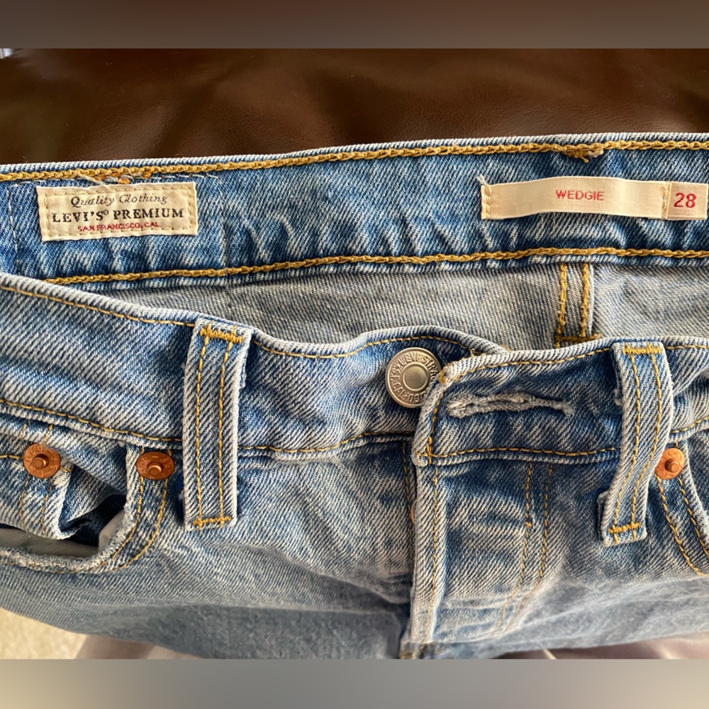 Levi’s Wedgie Straight Jean - Size 28
